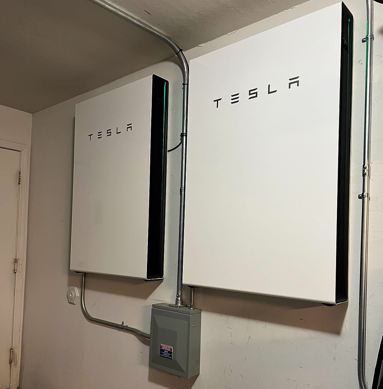 Deux batteries Tesla Powerwall 3 dans une maison