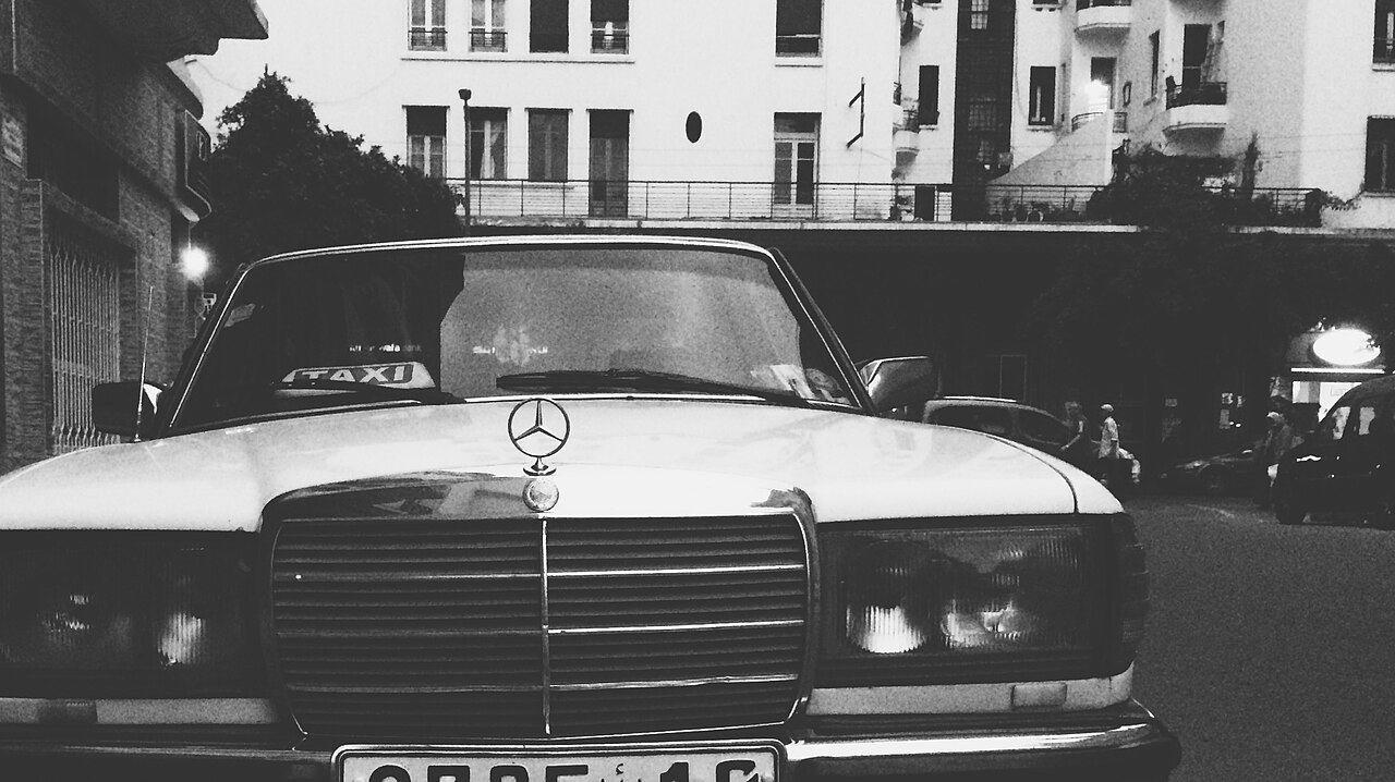 Un grand taxi dans le centre de Casablanca