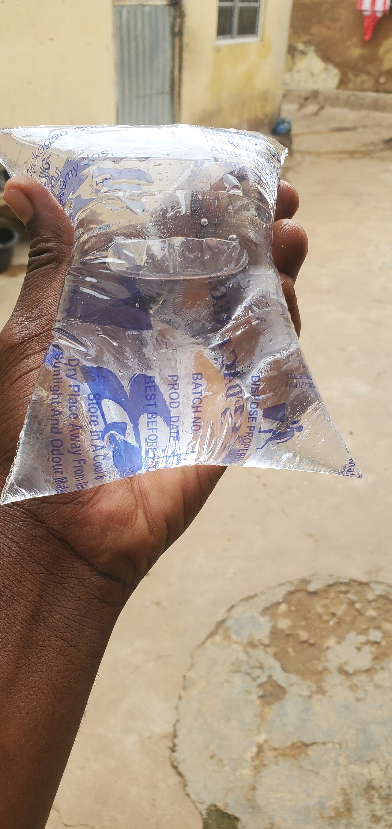 Un sachet d'eau en plastique