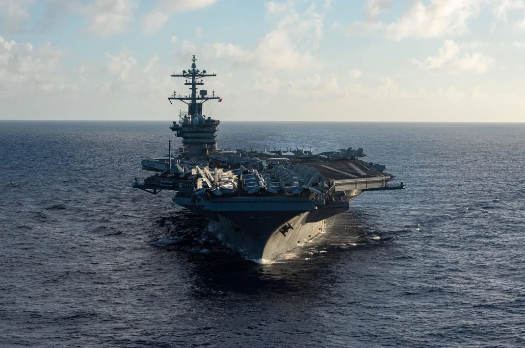 Le porte-avions USS Theodore Roosevelt en mer