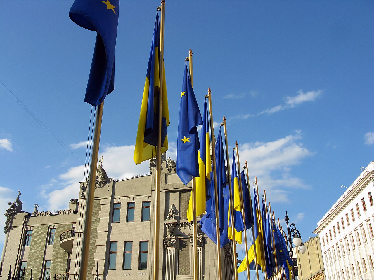Drapeaux de l'Union européenne et de l'Ukraine