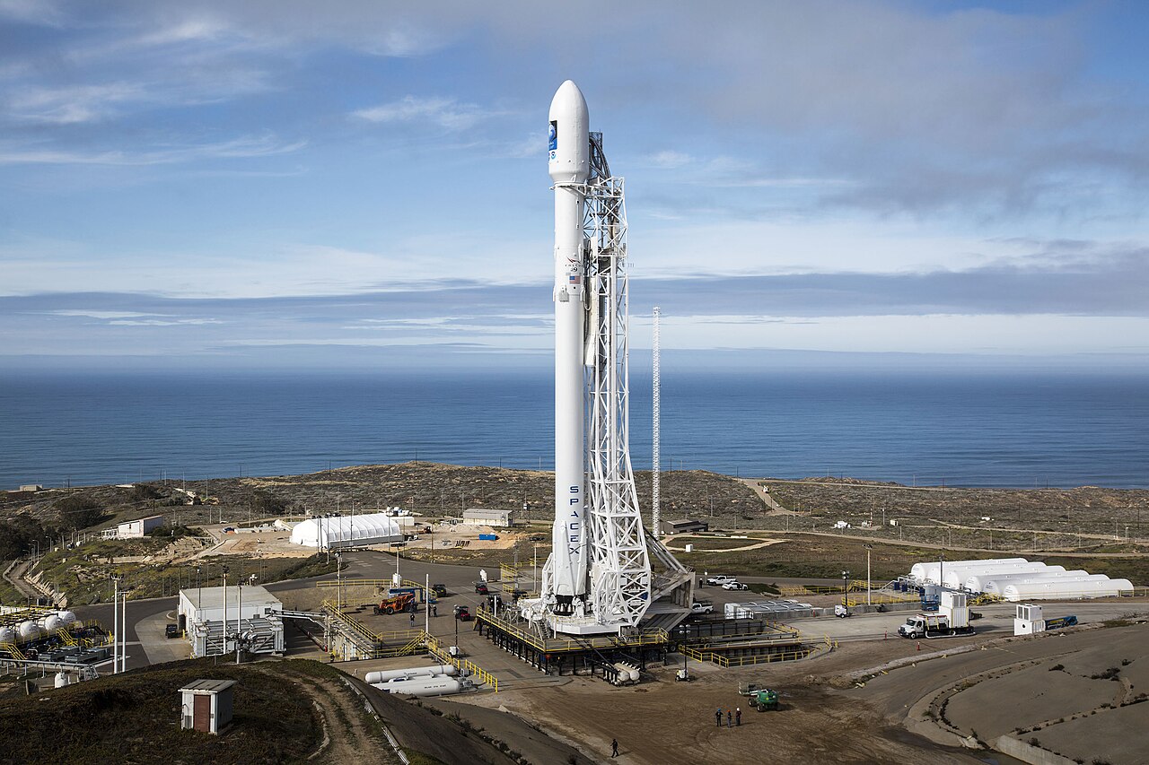 Une fusée Falcon 9 de SpaceX sur son pas de tir