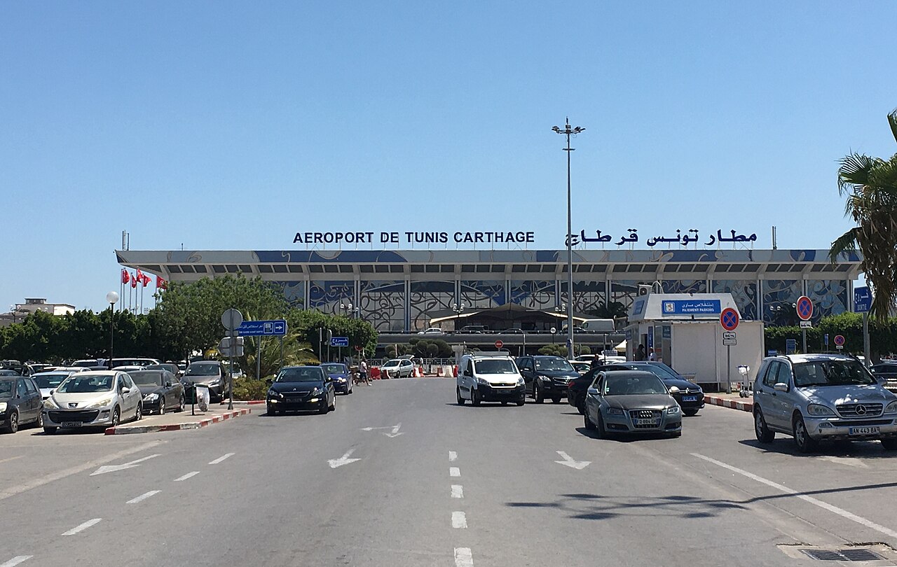 Façade de l'aéroport international de Tunis-Carthage