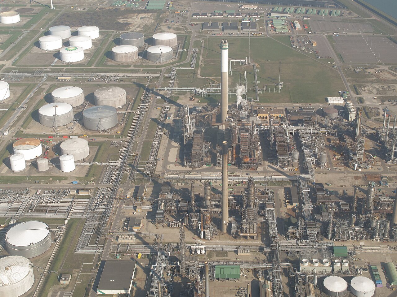Raffinerie et réservoirs pétroliers, port de Rotterdam