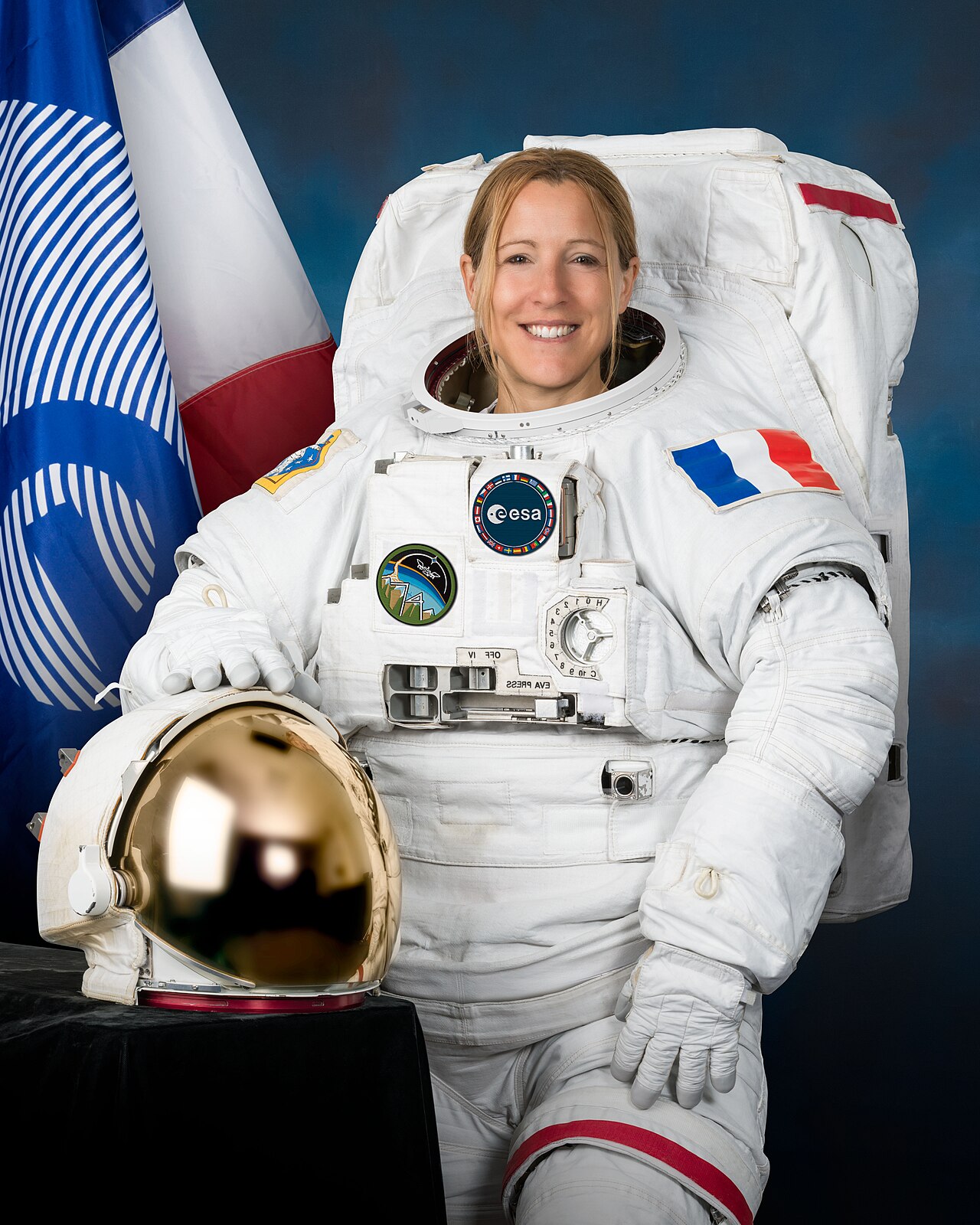 Portrait officiel de l'astronaute Sophie Adenot en combinaison spatiale