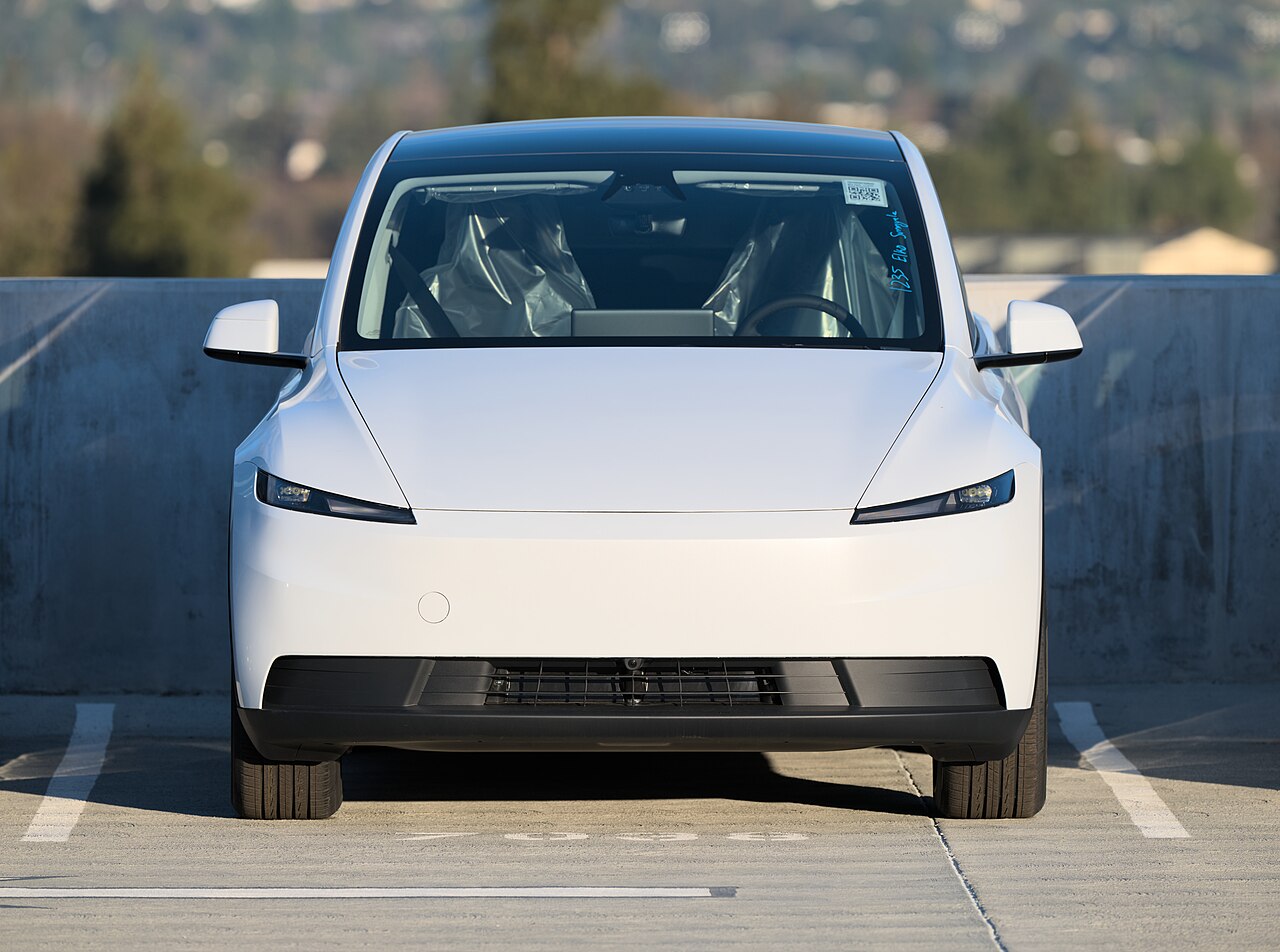 Une Tesla Model Y, vue de face