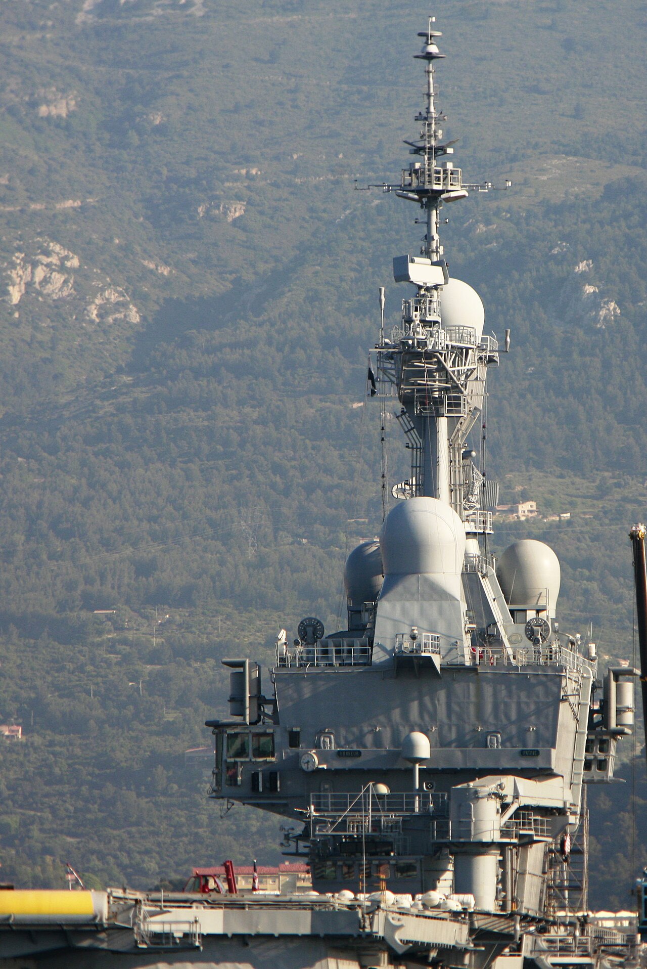 Porte-avions Charles de Gaulle à quai, port de Toulon