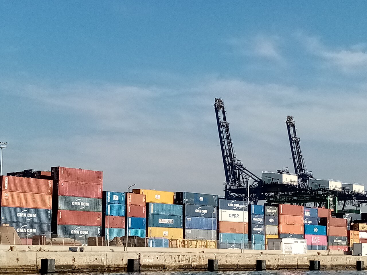 Conteneurs et portiques au port de Casablanca