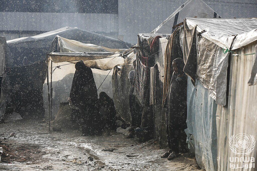Tentes de déplacés inondées par la pluie à Deir el-Balah, bande de Gaza