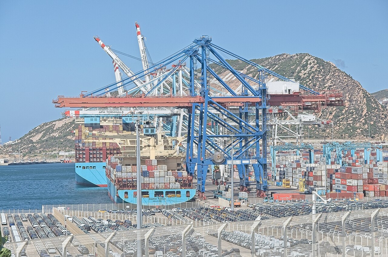 Un porte-conteneurs au port de Tanger Med