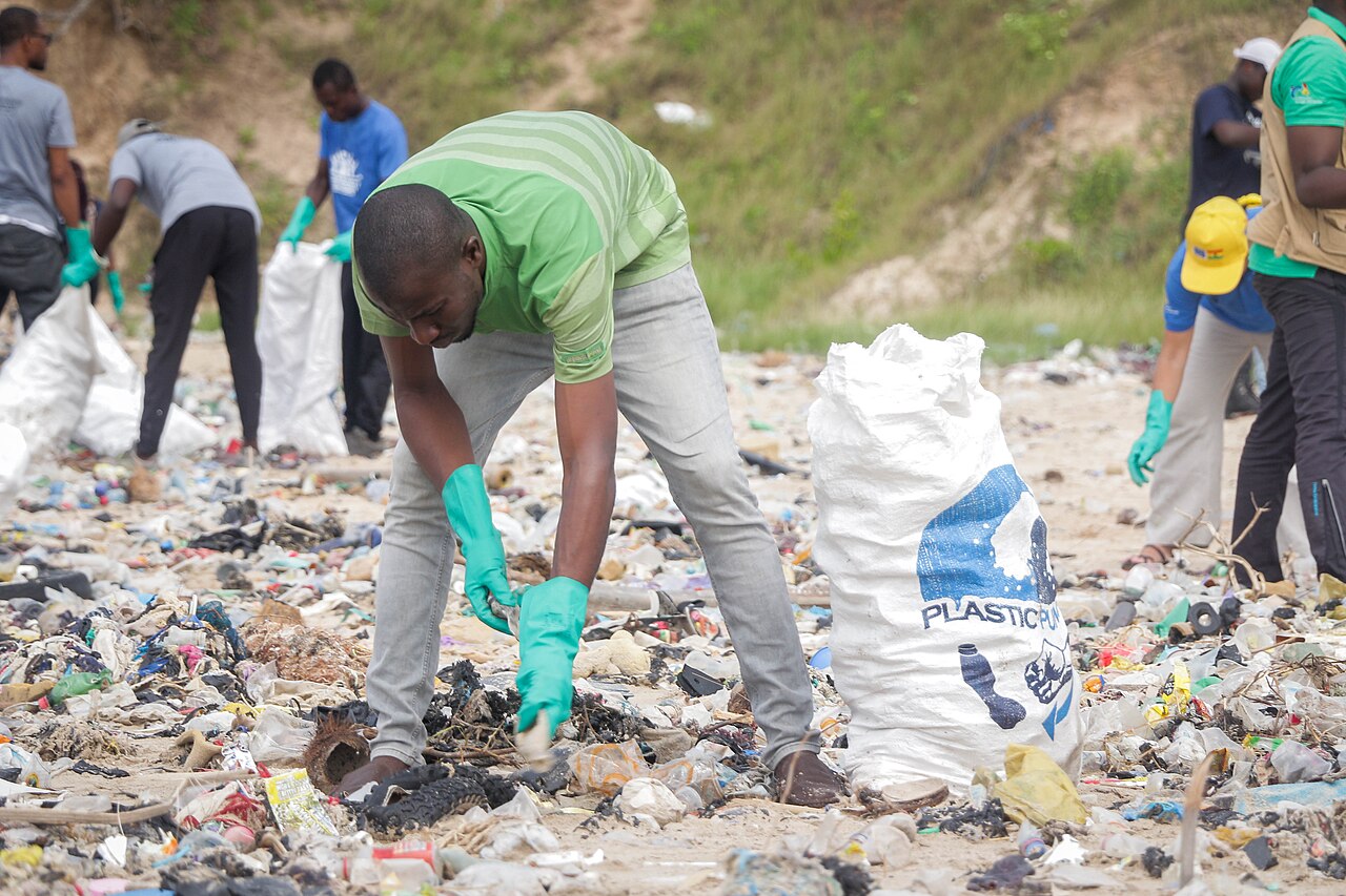 Déchets plastiques sur une plage