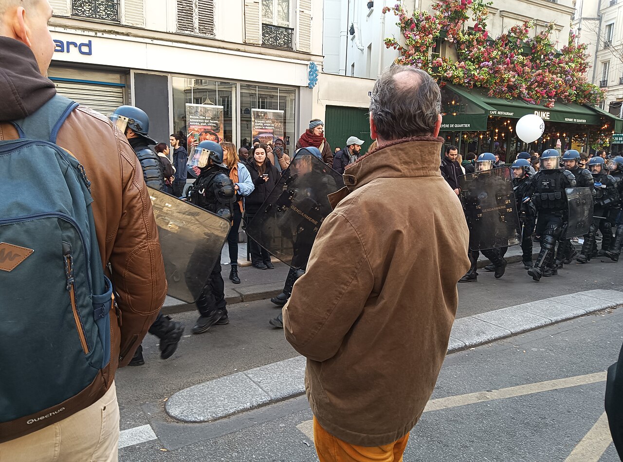 Policiers anti-émeute avec leurs boucliers lors d'une manifestation en France
