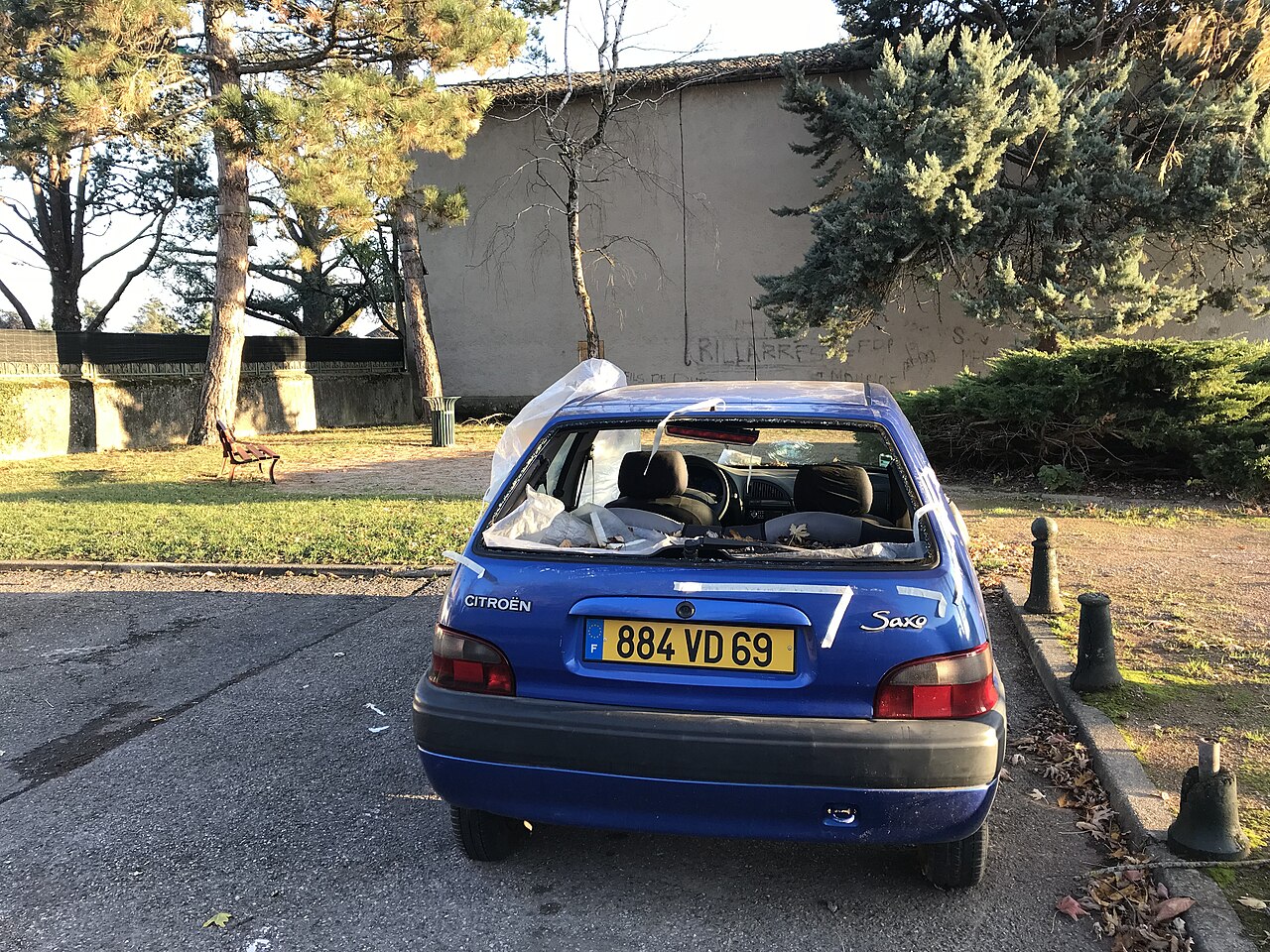 Une voiture abandonnée au bord d'une rue