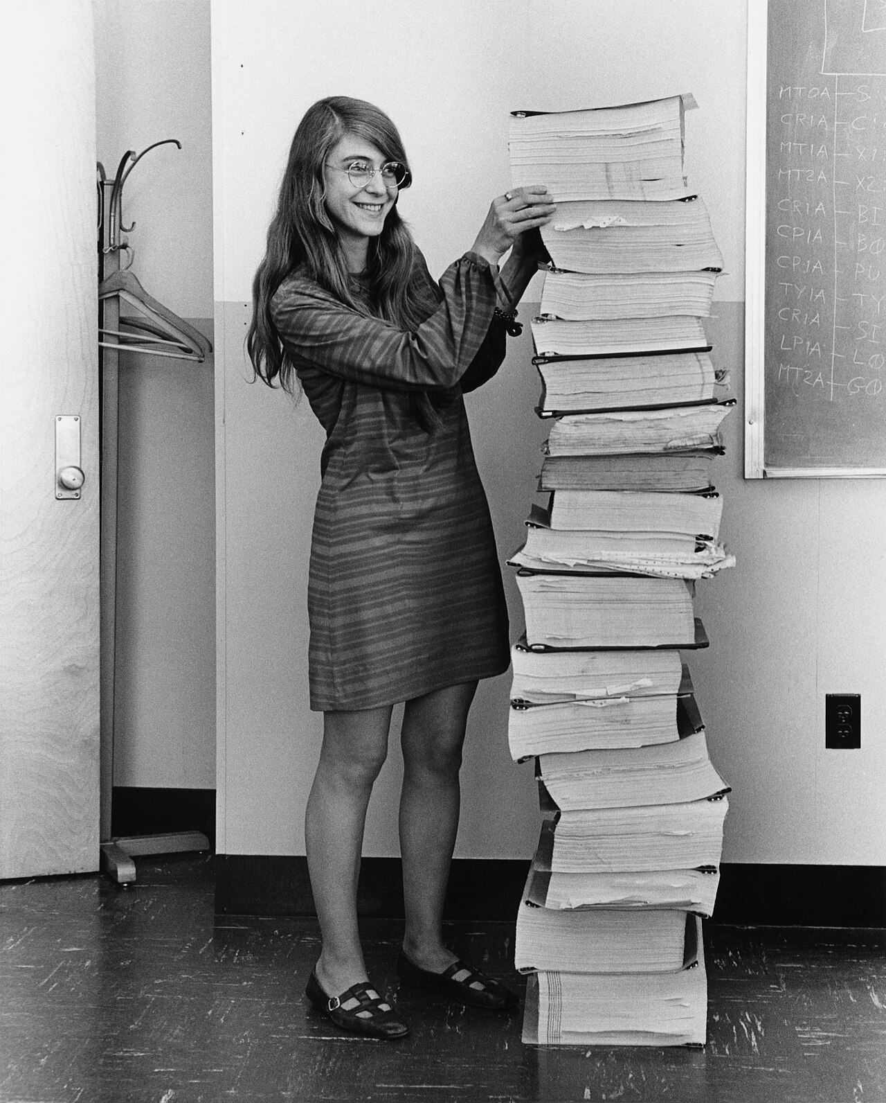Margaret Hamilton à côté du code d'Apollo