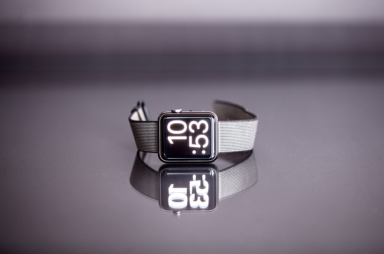Une Apple Watch vue de profil