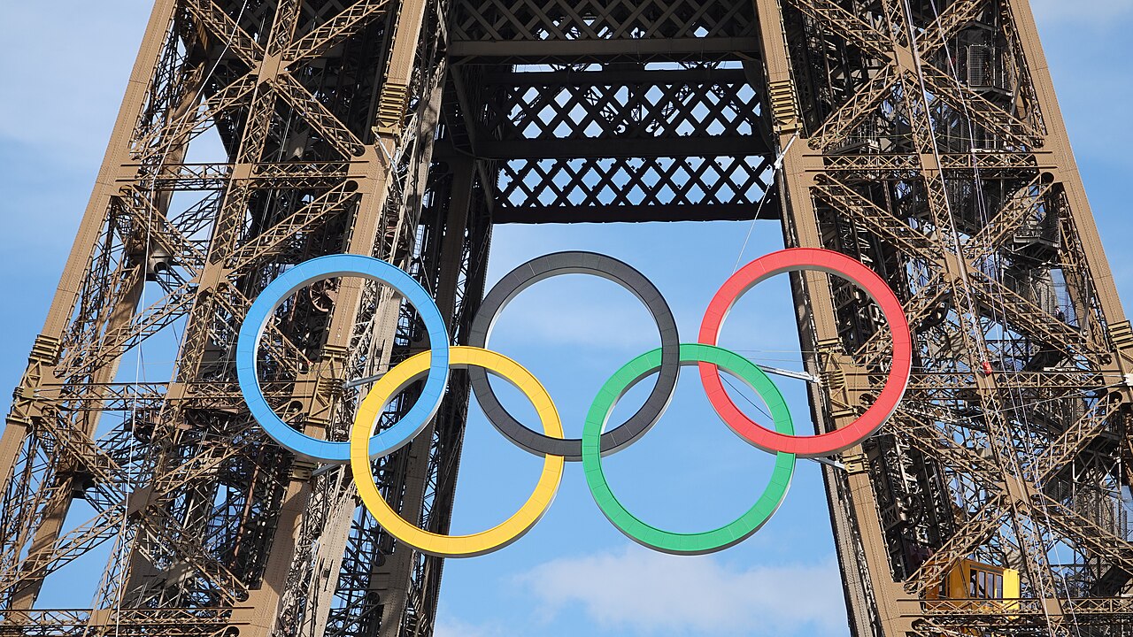 Anneaux olympiques sur la tour Eiffel, Paris 2024