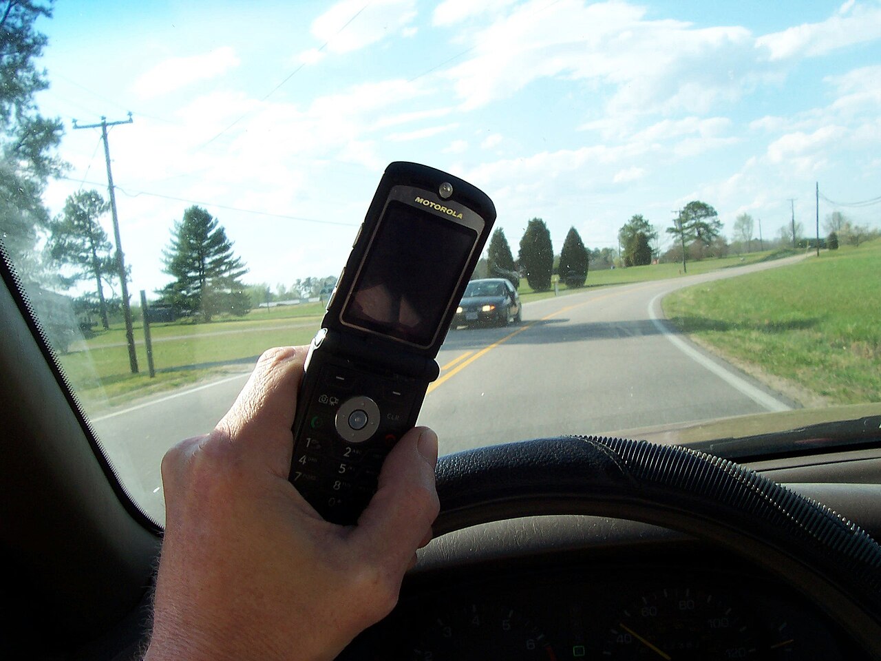 Un conducteur au téléphone au volant