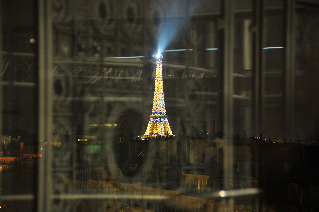 La tour Eiffel vue à travers les moucharabiehs de l'Institut du monde arabe, Paris