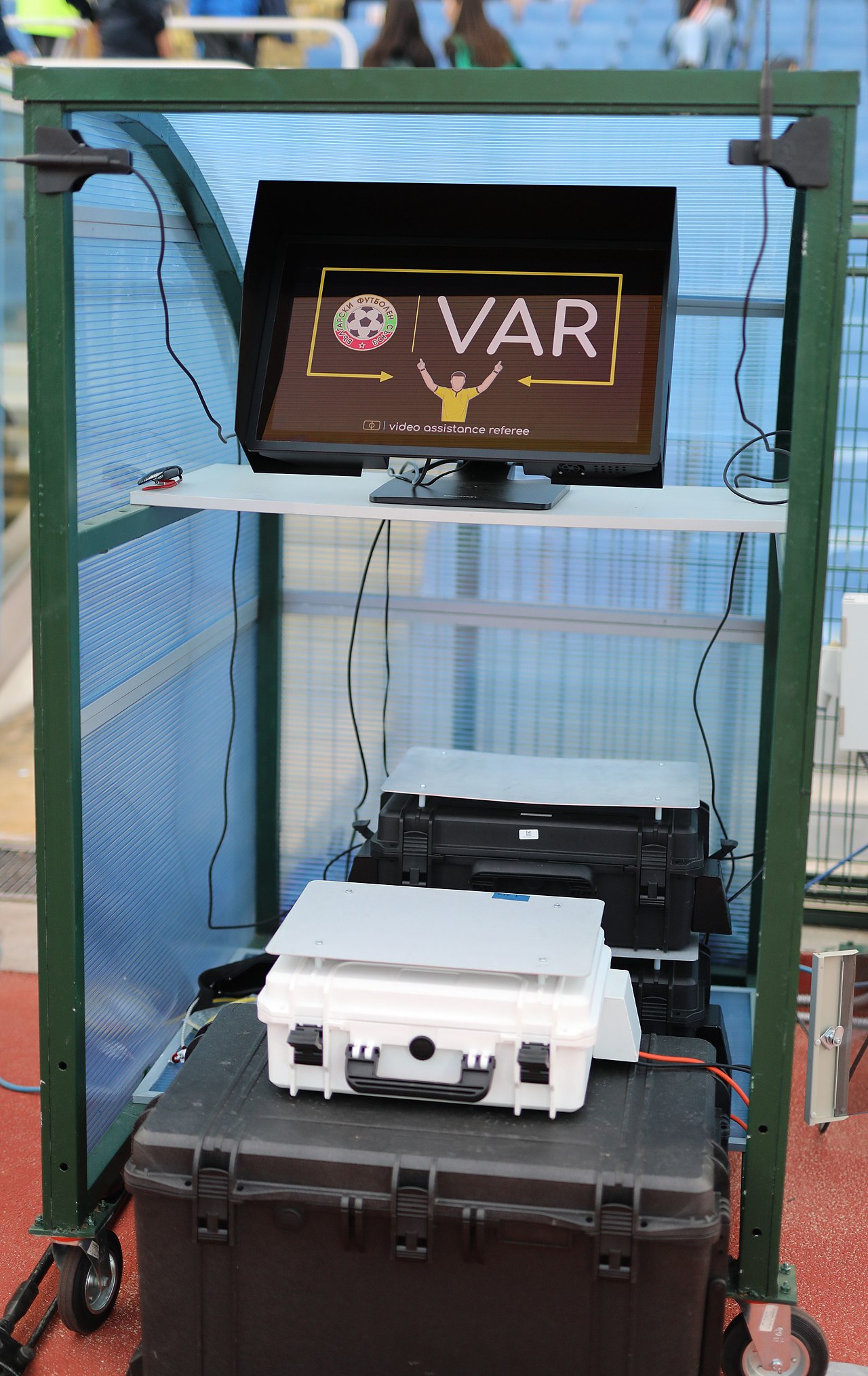 Écran de la VAR au bord d'un terrain de football