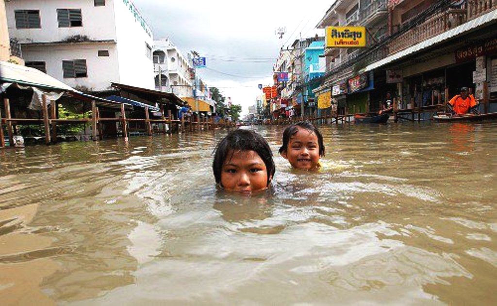 Rue inondée à Bangkok, crues de 2011