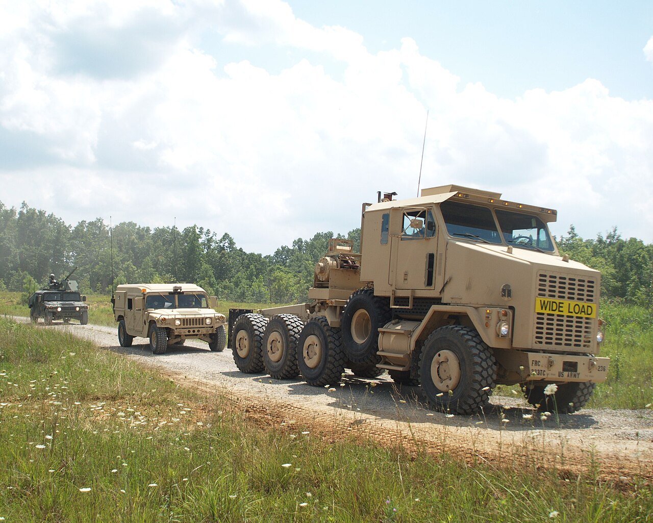Un tracteur porte-char Oshkosh HET