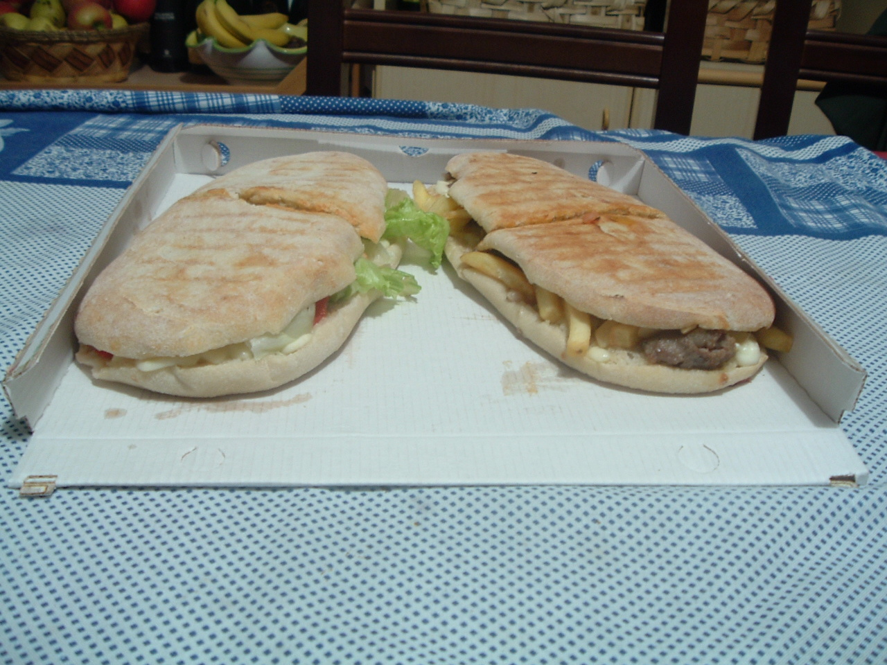 Un panuozzo, sandwich de pâte à pizza de la région de Naples