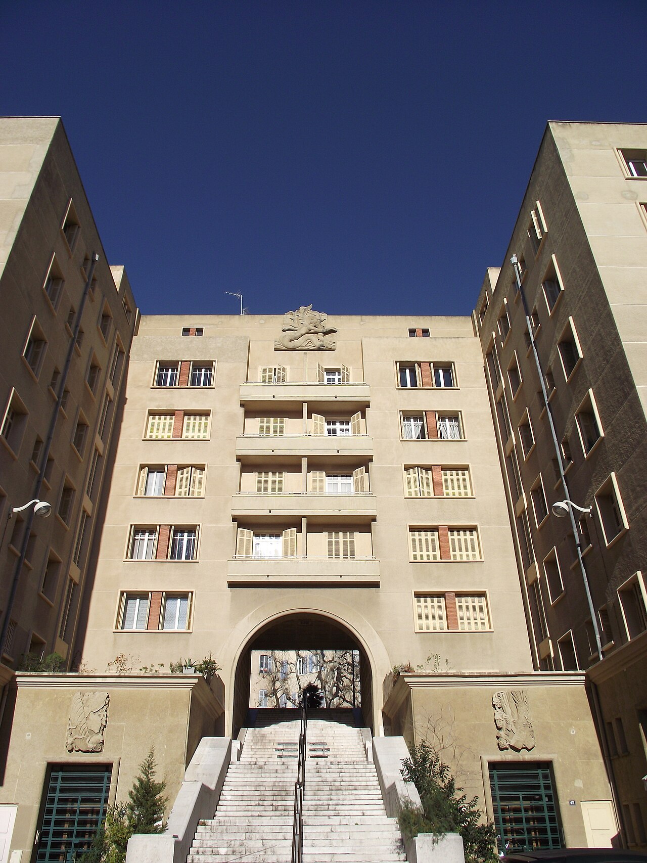 Quartier rive nord du Vieux-Port de Marseille, reconstruit après la guerre