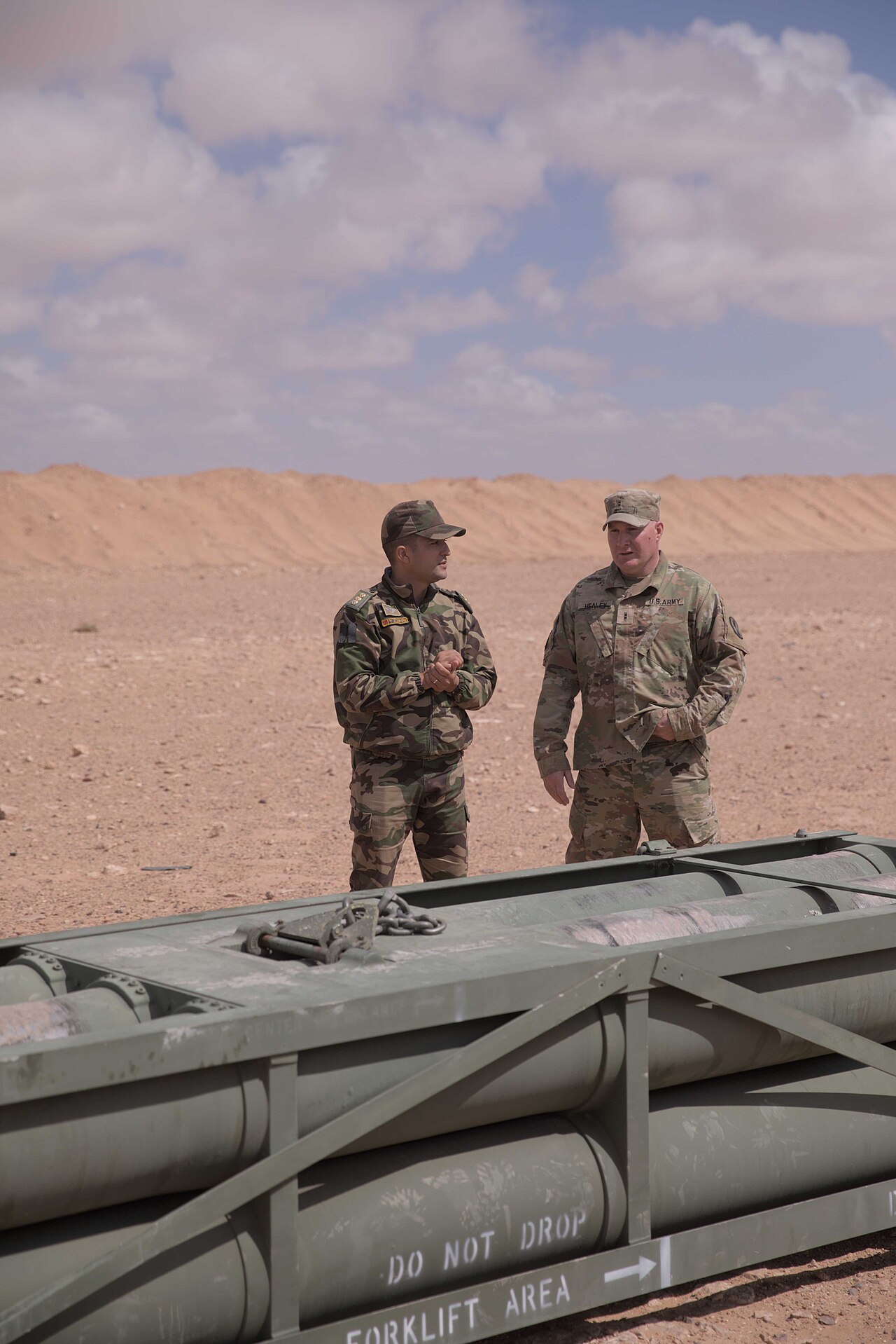Militaires marocains et américains en entretien de matériel, African Lion 2025